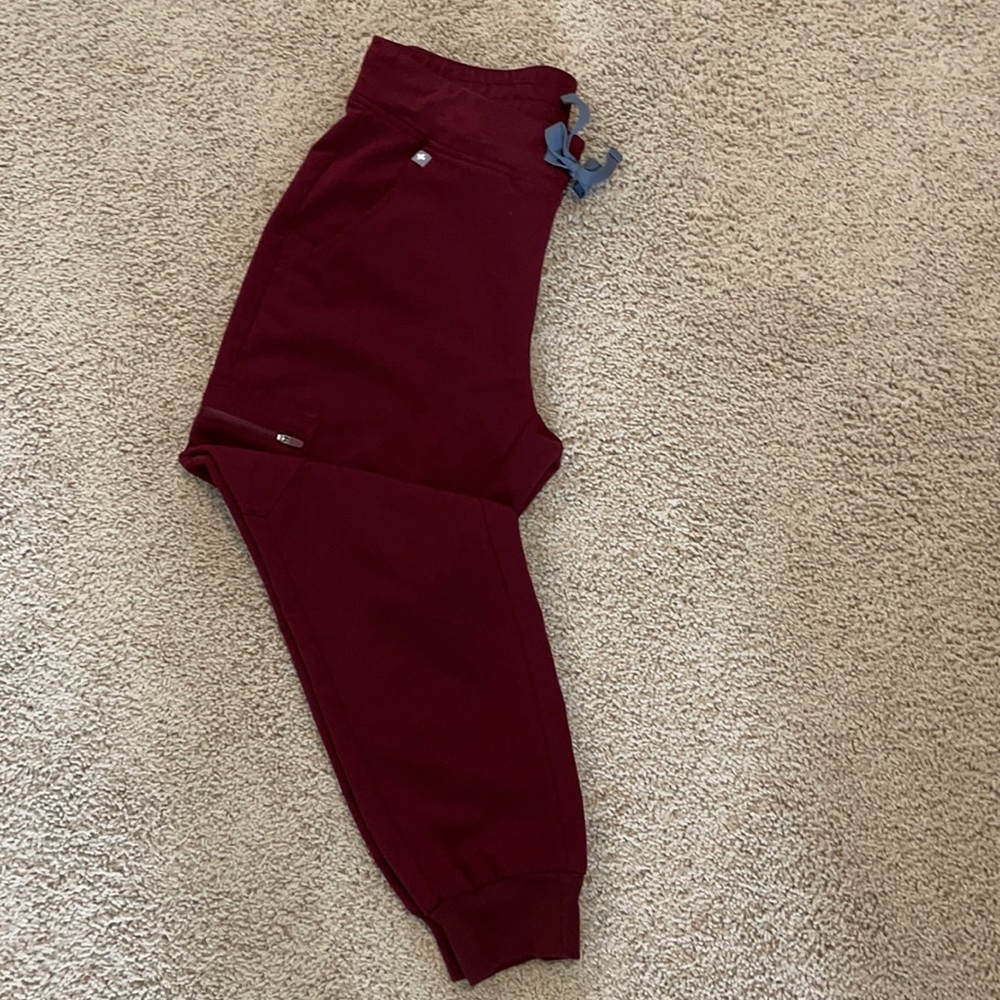 Figs Zamora jogger Burgundy, small/petite.